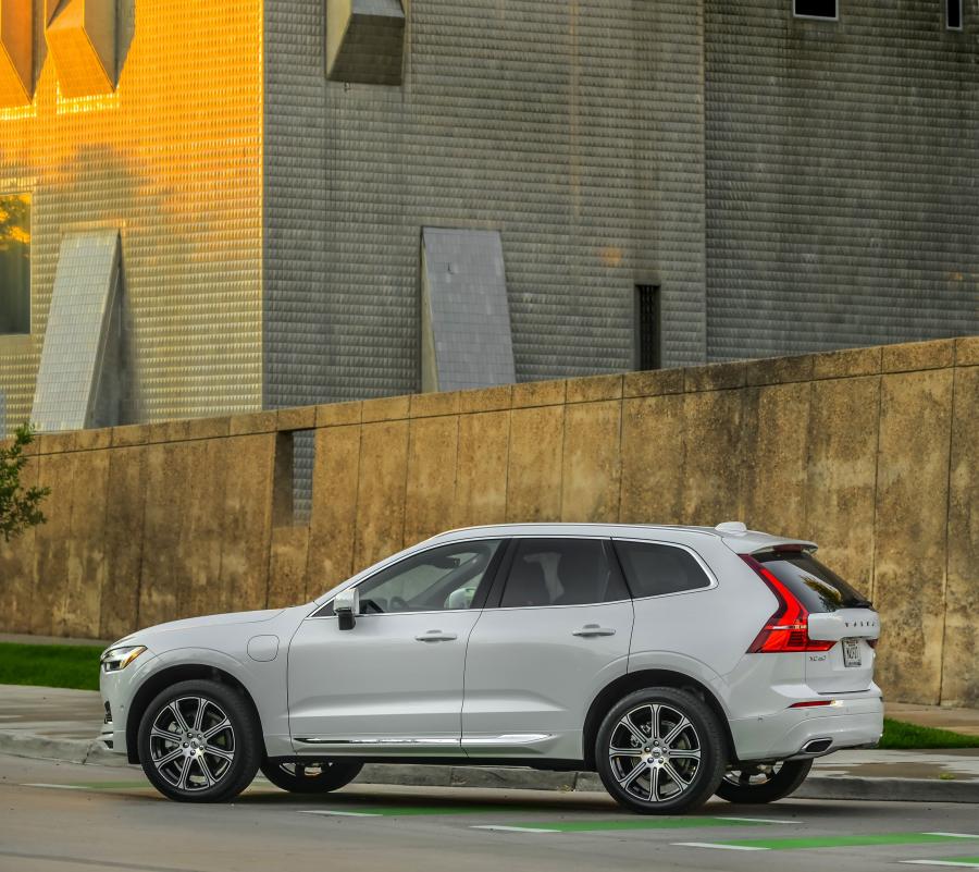  Volvo XC60 T8 Inscription 2017 года  (NA) (фото 10 из 23)